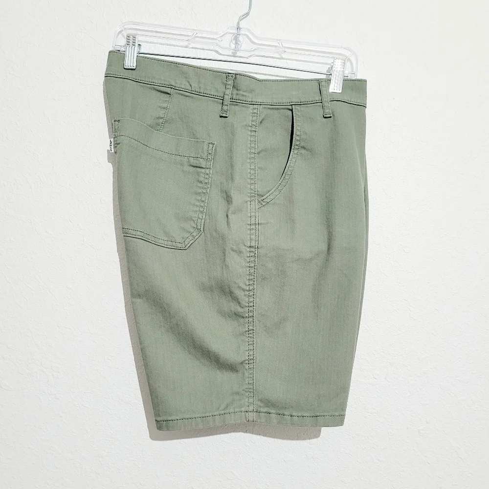 LEVI'S mens Flat Front Chino Casual Shorts Size 30 Green Stretch Comfortable